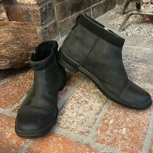 UGG Australia ATTELL EUC Women's Warm Black Leather Ankle Zip Up Booties Size 6.